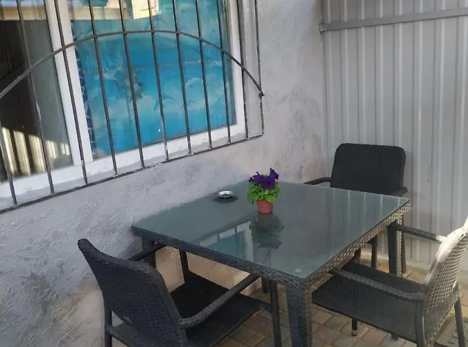 домик возле моря с уютным двориком в районе совиньона Appartement