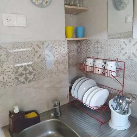 Apartamento домик возле моря с уютным двориком в районе совиньона *