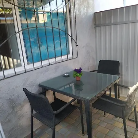 домик возле моря с уютным двориком в районе совиньона דירה